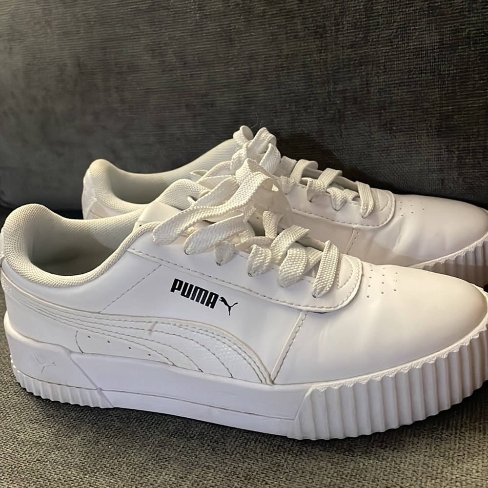 White puma sneakers size 6